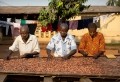 Ghana_cocoa_farmers幹燥托尼的Chocolonely的bean。圖片:托尼的Chocolonely